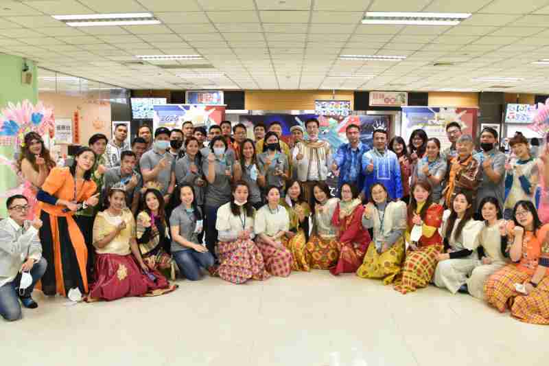 友達推動「安心、、、創新、、用心、、、同心、、、、盡心」五星職旅，，，，為菲籍員工打造全方位照護，，首度贏得「人權實踐與發展領袖獎」殊榮