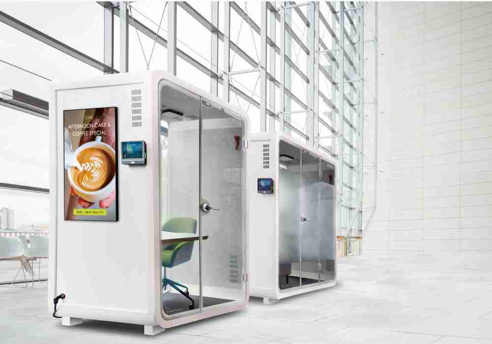 至成国际子公司达擎之智慧行动办公舱，，采用PDLC智能调光玻璃设计，，，，透过通电与断电的电流切换，，，呈现透明与雾面效果，，具节能降耗特性并兼顾隐私，，确保信息安全