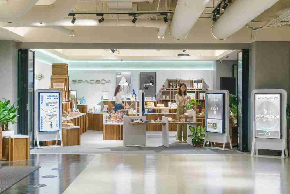 至成国际打造永续选物商店，，，，展示社企及社创商品，，结合创利空间所开发的智能零售系统，，，整合多元产品信息，，，，让无人商店扮演公益行动的推手