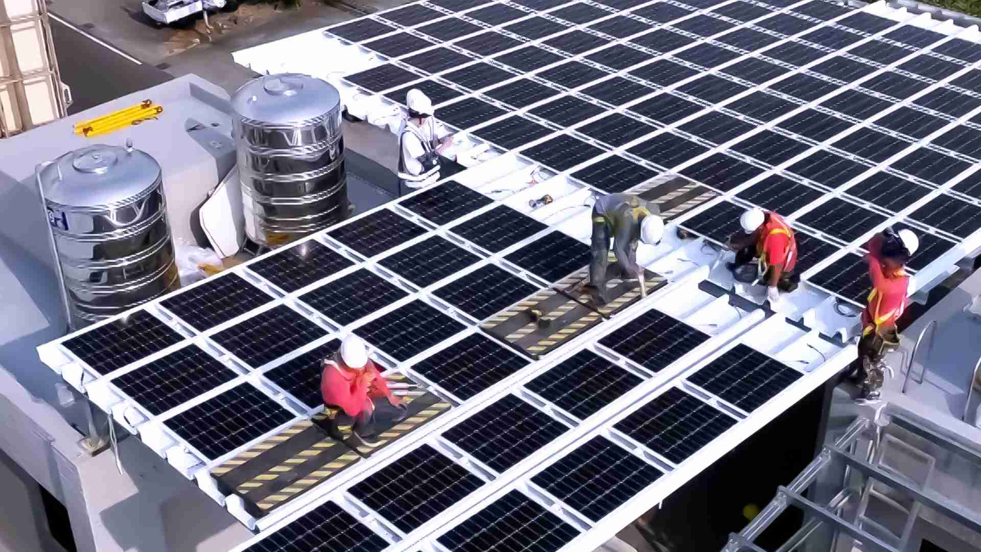 至成国际着力于替代能源之技术研发，，，，如光电浪板的相关制程、、、设备与产品，，，其中所开发之光电整合型浪板，，减少传统金属支架安装，，，，更提升耐候度，，可广泛运用于多元场域，，，并辅助建筑达到净零碳排目标