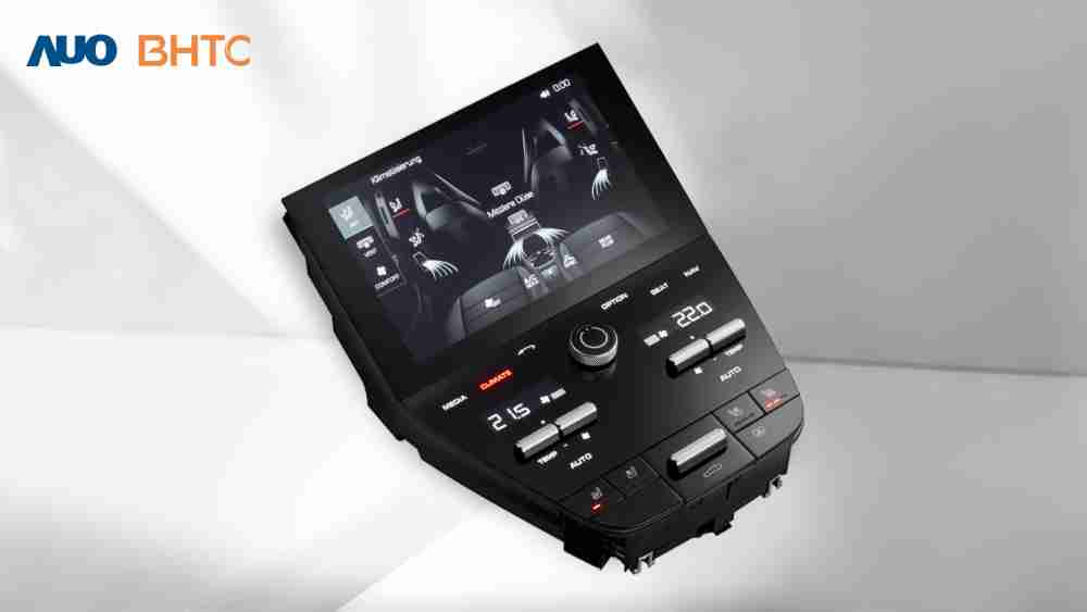 作為友達新生力軍，，，BHTC所展示的中央與後座鞍部的Display HMI產品，，，，可處理多區恆溫控制、、顯示畫面，，，呈現仿真3D車室分區；以力傳感技術精準傳遞觸感，，並結合音量及震動反饋，，防止意外啟動，，，，提供使用者自然流暢、、、、直觀且輕鬆駕馭的舒適介面