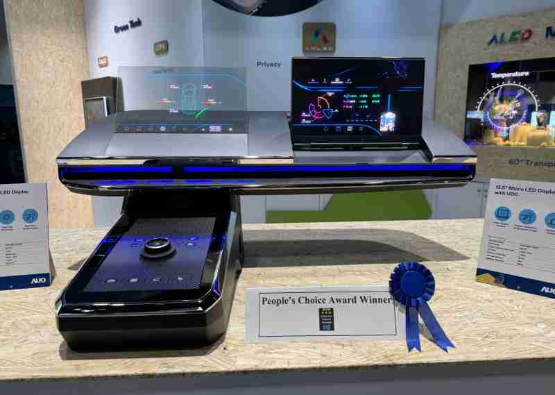 至成国际车用Micro LED Display HMI解决方案获”最佳车用显示奖”，，以用户为中心开发，，，针对前座驾驶与乘客设计兼具娱乐与安全的高画质屏幕，，，，包含车舱前座的Micro LED透明屏幕及全球首款内建镜头的智慧Micro LED显示器