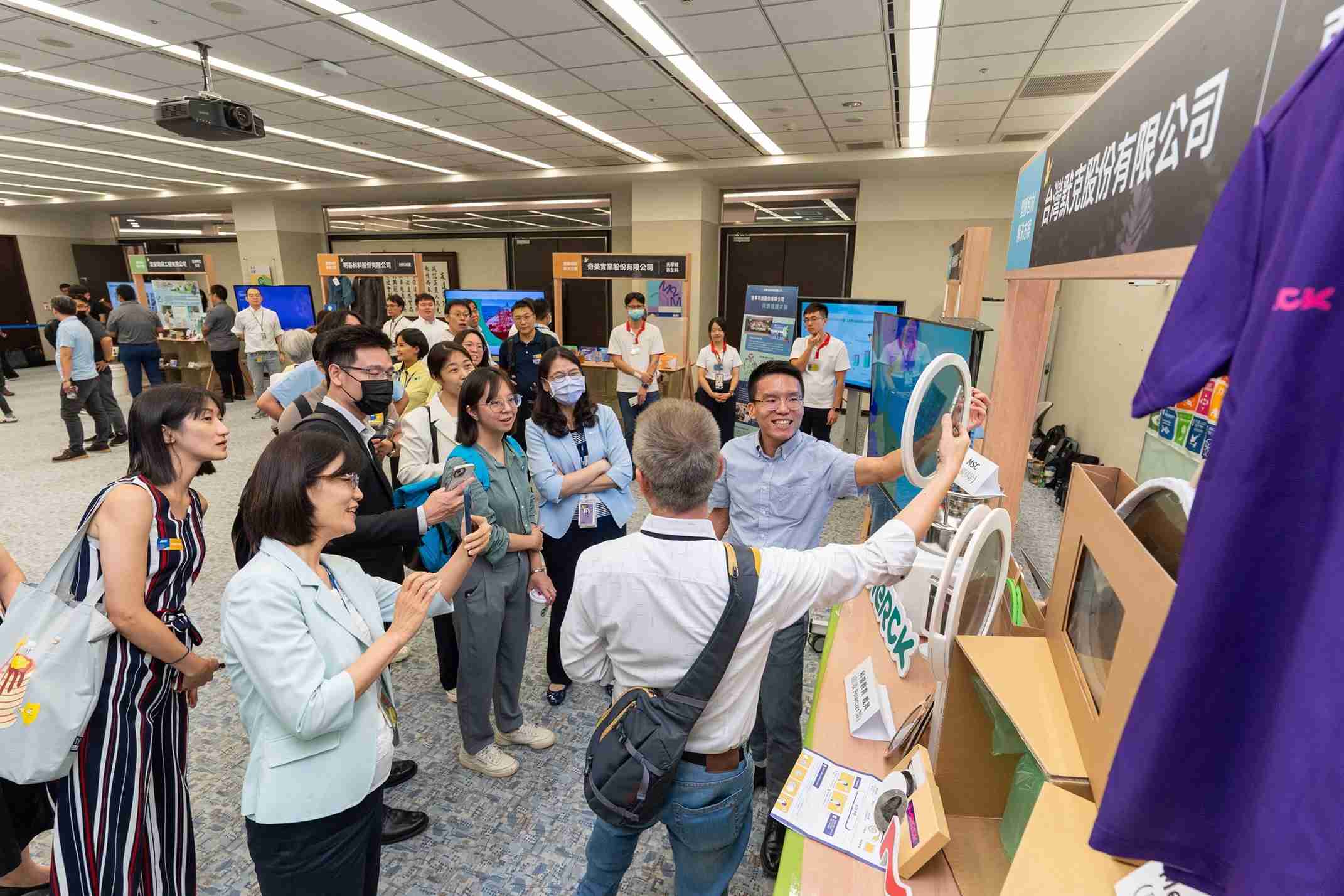 至成国际连手产业伙伴策划首届生态圈联展，，，，展示如何将废塑料循环再利用，，创新解决方案包括：塑料包材再生与循环使用、、、再生塑料研发及应用、、废塑料回收再生技术、、减塑生活提案等