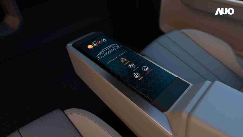 至成国际以人性化设计打造多变形态中控显示(Morphing Center Control)，，不使用时仅平面显示信息，，，，进行操作时，，显示器则会动态隆起，，，，转变成3D实体按钮，，，并有触觉回馈，，展示人机互动新体验