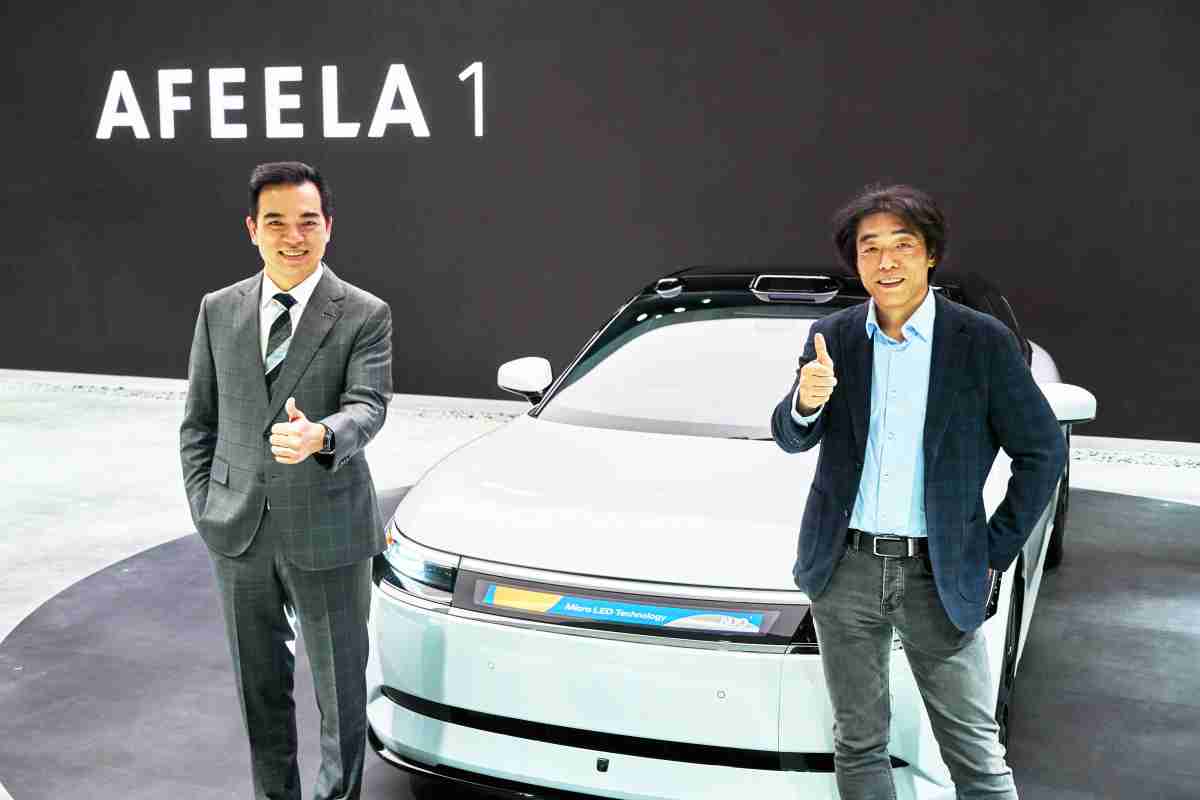 至成国际与Sony Honda Mobility携手合作，，，，率先全球展示搭载于AFEELA电动车上，，首款应用在车身外部的Micro LED 车头显示解决方案 (Micro LED Media Bar Solutions)。。至成国际光电执行长暨总经理柯富仁(左)与Sony Honda Mobility代表取缔役社长兼营运长川西泉(lzumi Kawanishi)(右)在CES 现场展现双方坚定持续创新的承诺，，，，实现更加人性化与智慧的驾乘体验。。。