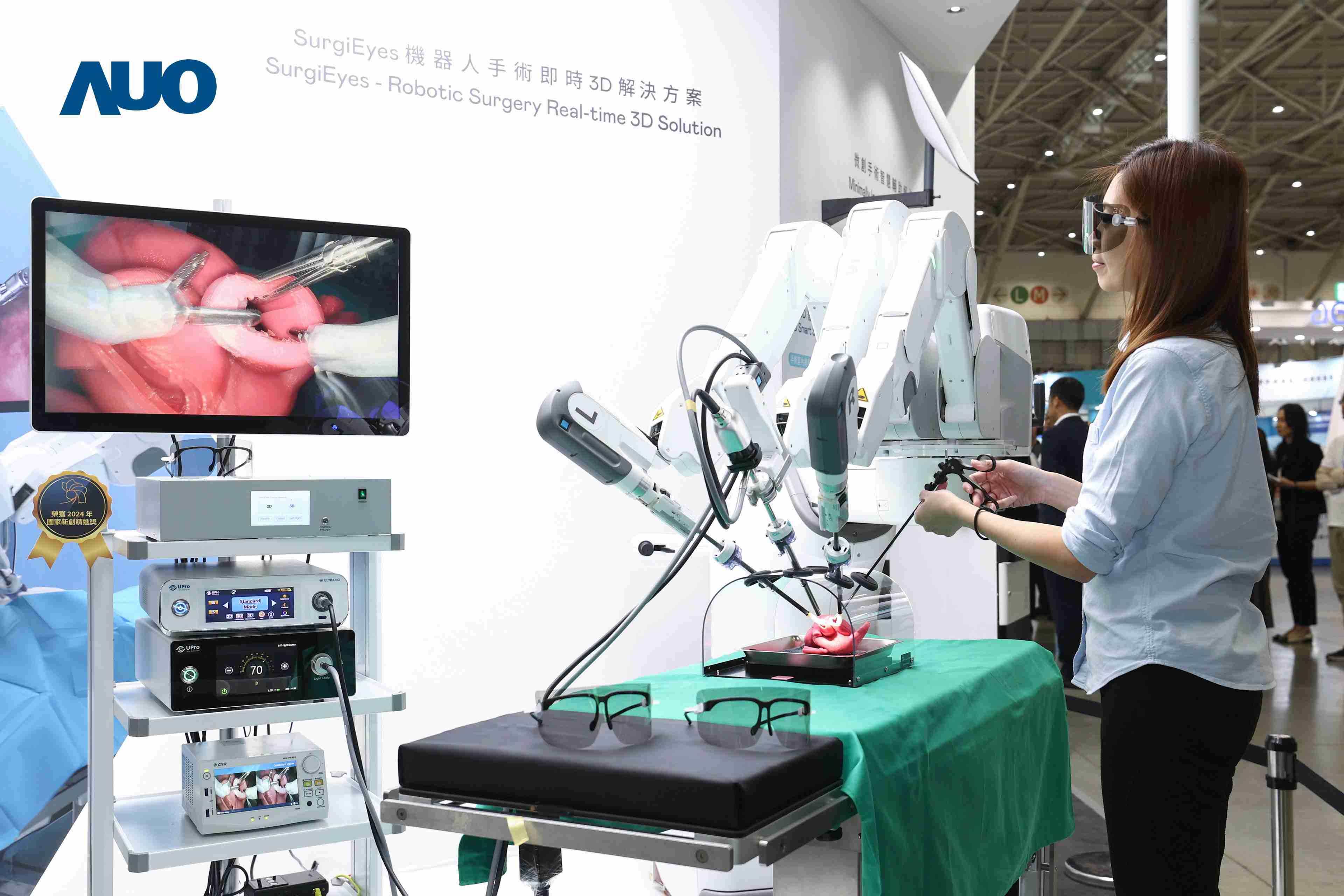 达擎以领先的3D显示技术推出〝SurgiEyes机器人手术实时3D解决方案〞，，，，整合先进3D图像处理与独家3D垂直宽视角、、广色域的显示技术，，手术团队可实时同步主刀医师视角看到清晰3D影像，，，，提升沟通效率与安全性。。。。